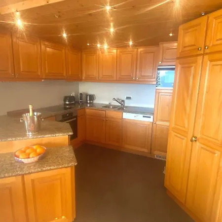 Sanctuary- Panoramic Views-ensuite-spa-gym Apartment